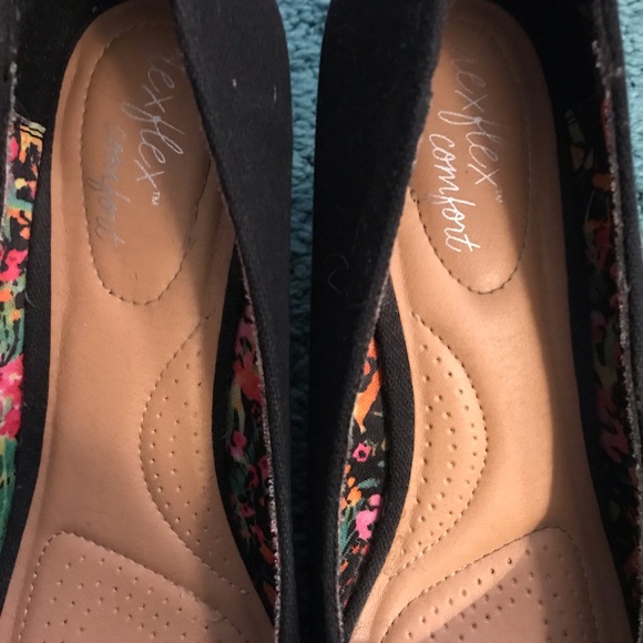 Black open toed wedge heels with floral lining. Size 9 - Picture 3 of 3